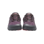 Zapatillas Xero Shoes Mesa Trail WP de mujer en morado, vista frontal con puntera gris y cordones grises con rojo