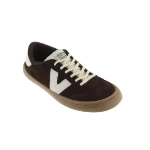 Zapatilla Victoria Olmo de serraje chocolate con uve blanca lateral, cordones crudos y suela de goma, vista en tres cuartos