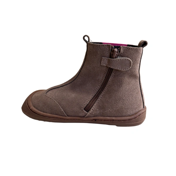 Botín Flexinens taupe de serraje con cremallera lateral, tira de cierre y elástico fucsia, vista lateral interior