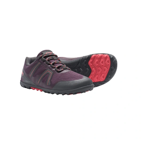 Zapatillas Xero de malla morada con puntera gris y suela con tacos de color coral, vistas de lado y por la suela
