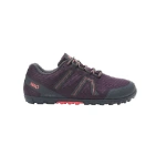 Zapatilla Xero de malla morada con detalles en coral, puntera gris y suela de tacos, vista lateral
