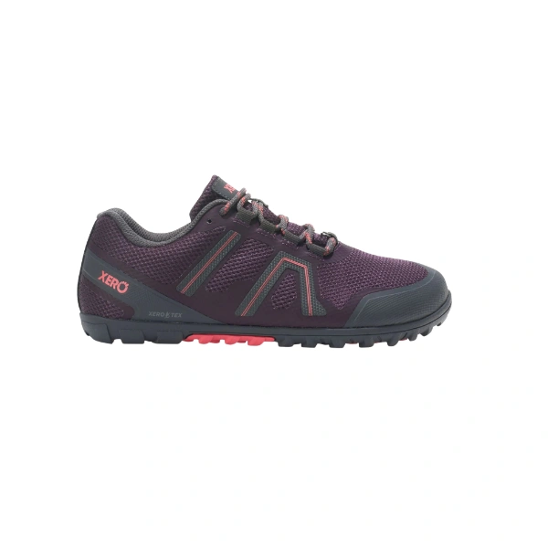 Zapatilla Xero de malla morada con detalles en coral, puntera gris y suela de tacos, vista lateral