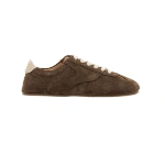Zapatilla baja de ante marrón con cordones y talonera en color crudo y suela fina, vista de perfil