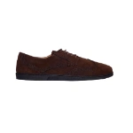 Zapato Barevene Oxford Bruno de ante marrón con picado brogue, cordones y suela negra plana, vista lateral