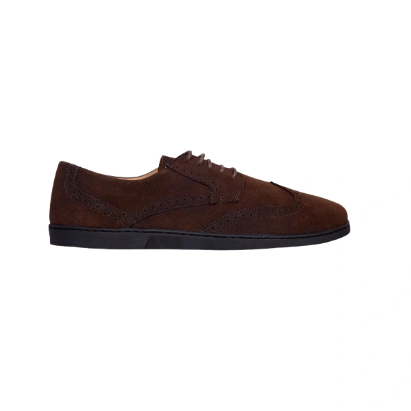 Zapato Barevene Oxford Bruno de ante marrón con picado brogue, cordones y suela negra plana, vista lateral