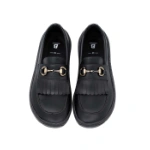 Mocasín Glow negro de Beflamboyant visto desde arriba, con flecos y bocado metálico dorado en el empeine