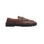 Mocasín Glow de Beflamboyant marrón, vista lateral con flecos, hebilla metálica y suela gruesa de color oscuro