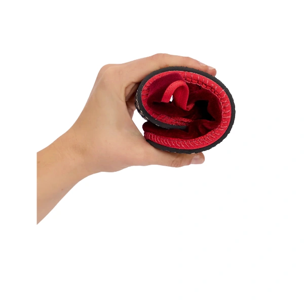 Zapato Barevene Mary Jane Tintoreto enrollado en una mano, con forro rojo y suela negra flexible