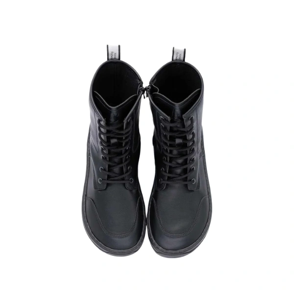 Bota militar Omega de Beflamboyant en negro, vista cenital del par con cordones, cremallera lateral y puntera ancha