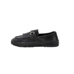 Mocasín Beflamboyant Glow negro con flecos y adorno metálico en el empeine, vista lateral