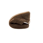 Zapato Mustang Free Mia chocolate de ante marrón doblado sobre sí mismo para mostrar la flexibilidad de la suela