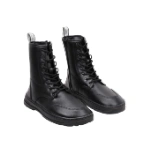Bota militar Omega de Beflamboyant en negro, par visto de lado con cordones, cremallera lateral y tirador trasero blanco