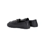Mocasín Glow negro de Beflamboyant, vista trasera lateral del par con flecos, hebilla metálica y suela gruesa
