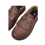 Mocasín Glow marrón de Beflamboyant, detalle del flecado y el bocado metálico dorado en el empeine