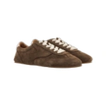 Zapatillas Mustang Free Mia chocolate de ante marrón con cordones y talón color crema, vista lateral del par