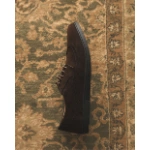 Zapato Barevene Oxford Bruno de ante marrón con picado brogue y suela negra, visto de lado sobre una alfombra