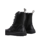 Bota militar Omega negra de Beflamboyant, vista trasera del par con cremallera lateral y tirador blanco con la letra B