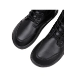 Bota militar Omega de Beflamboyant en negro, detalle desde arriba de la puntera ancha y los cordones