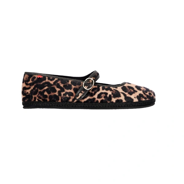 Bailarina tipo Mary Jane con estampado de leopardo, pulsera negra con hebilla plateada y suela negra, vista lateral
