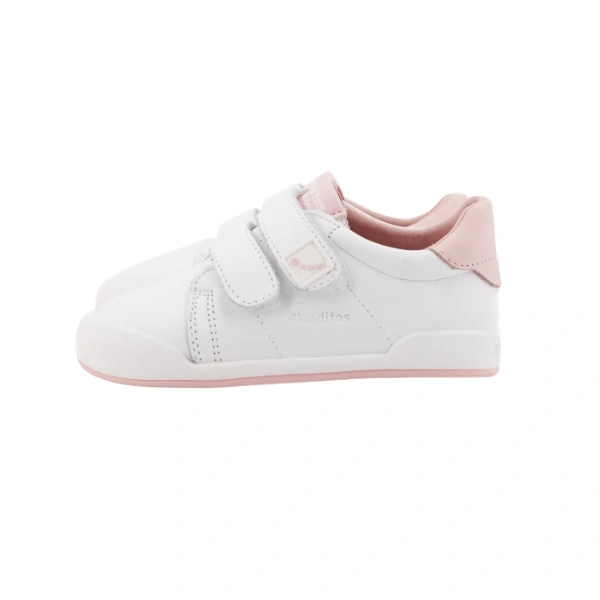 Zapatilla infantil Blanditos de piel blanca con dos tiras de velcro, talón rosa y suela con borde rosa, vista lateral