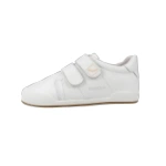 Zapatilla infantil de piel blanca con dos tiras de velcro y la marca Blanditos en el lateral