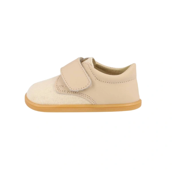 Zapato infantil Blanditos Delhi beige con velcro, puntera de tejido tipo lino y suela color caramelo, vista lateral