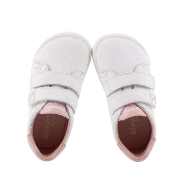 Zapatillas infantiles Blanditos de piel blanca con dos velcros, talón y plantilla rosas, vistas desde arriba