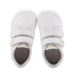 Par de zapatos infantiles Blanditos de piel blanca con dos tiras de velcro, vistos desde arriba