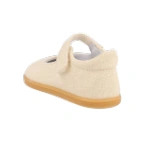 Merceditas infantil de tejido beige con tira de velcro y suela de goma color caramelo, vista trasera en diagonal