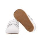 Zapatillas infantiles Blanditos Londres Blanco de piel con dos velcros, vista frontal y suela barefoot color caramelo