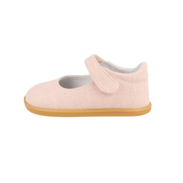 Merceditas infantil de tejido de lino rosa con tira de velcro y suela de goma color miel, vista lateral