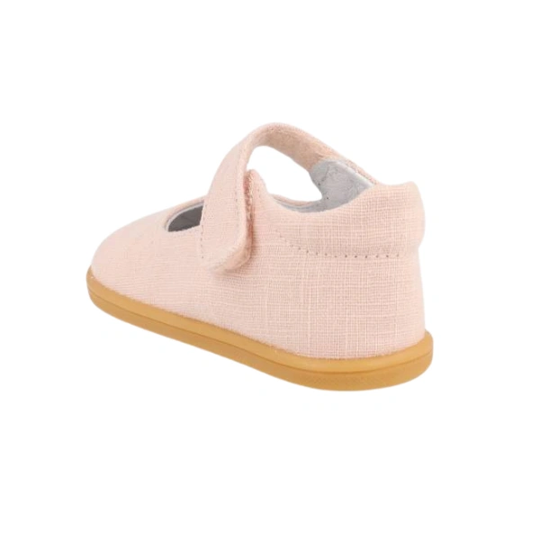 Merceditas infantil de tejido rosa con cierre de velcro y suela de goma color miel, vista trasera lateral