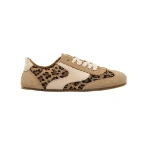 Zapatilla deportiva de ante beige con paneles de estampado de leopardo, piel color crema y cordones blancos, vista lateral