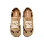 Par de zapatillas mtng free de serraje beige con detalles de leopardo y cordones crudos, vistas desde arriba