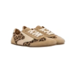 Zapatillas Mustang Free Mia de ante beige con paneles de estampado leopardo y cordones blancos, vista lateral del par