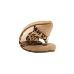Zapato Mustang Free Mia leopardo doblado sobre sí mismo, con ante beige, estampado de leopardo y suela flexible