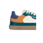 Detalle del talón de la zapatilla Muris Majorca He Teal en blanco, verde azulado, mostaza y azul con suela marrón