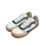 Par de zapatillas Muris Majorca He Teal en crema con paneles verde azulado, talón naranja y azul y suela marrón claro