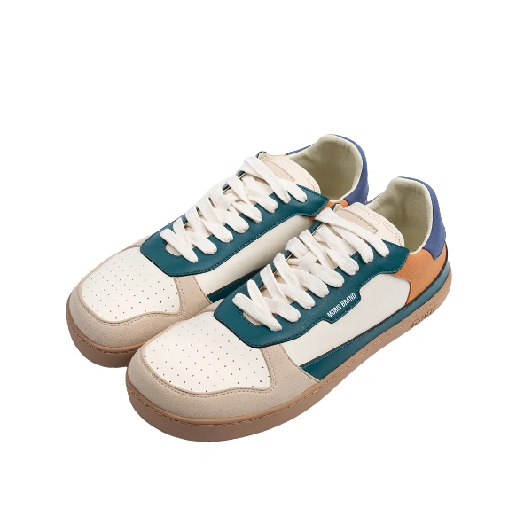Par de zapatillas Muris Majorca He Teal en crema con paneles verde azulado, talón naranja y azul y suela marrón claro