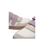 Detalle de las zapatillas Muris petra JR Malva con dos tiras de velcro malva, puntera blanca perforada y suela marrón