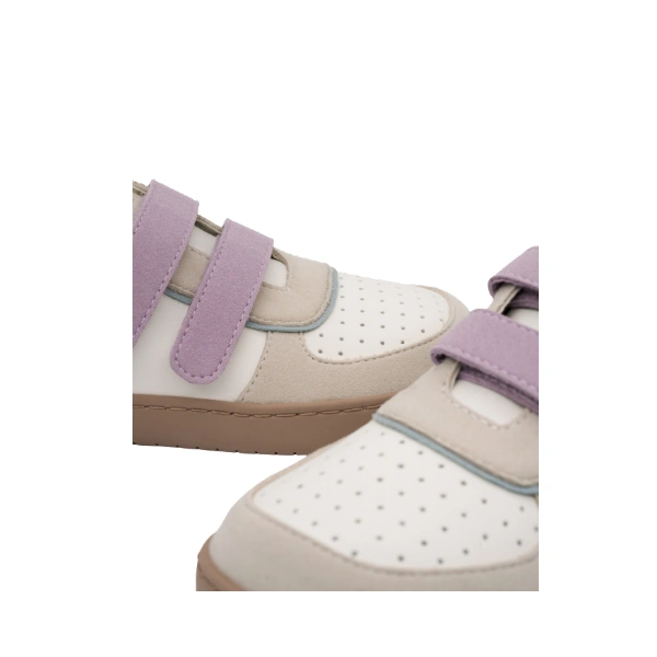 Detalle de las zapatillas Muris petra JR Malva con dos tiras de velcro malva, puntera blanca perforada y suela marrón