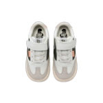 Zapatillas infantiles blancas con velcro, cordones elásticos, detalles verde oscuro y naranja y puntera de ante gris