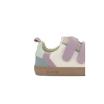 Detalle del talón de la zapatilla Muris Petra JR Malva, con velcros malva, piezas verde y azul y suela marrón