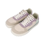 Par de zapatillas Muris Majorca Malva en beige con detalles malva, franja azul y suela blanca, vista frontal en diagonal