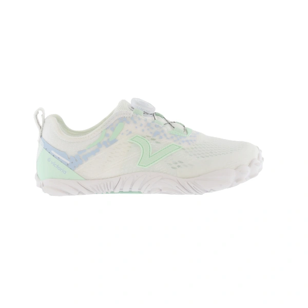 Zapatilla Victoria blanca con detalles verde menta y azul claro, cierre de rueda giratoria y suela flexible, vista lateral