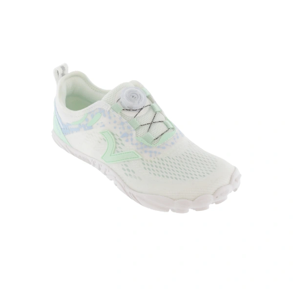 Zapatilla blanca de rejilla con una V verde menta en el lateral, cierre de rueda giratoria y suela flexible blanca