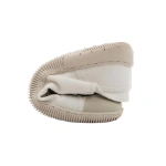 Zapatilla Mustang Free Aria de lona blanca doblada sobre sí misma, mostrando la flexibilidad de su suela beige