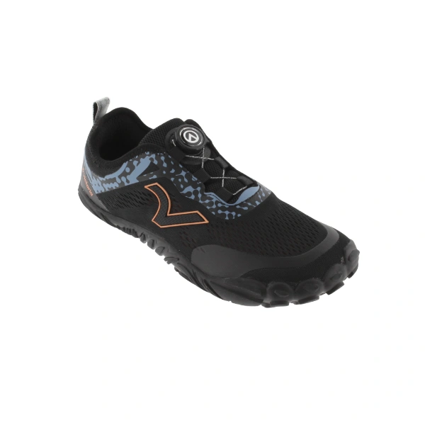Zapatilla deportiva Victoria negra con estampado azul, uve naranja y cierre de rueda giratoria en lugar de cordones