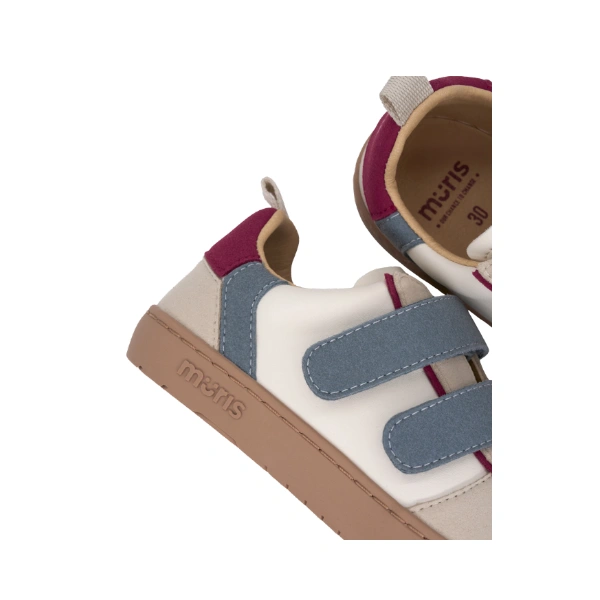 Detalle de las zapatillas Muris Petra JR Ruby Red blancas con dos velcros azules, talón granate y suela marrón