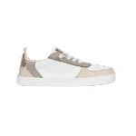 Zapatilla blanca con paneles beige y gris topo, talón dorado metalizado, cordones elásticos y suela blanca en vista lateral